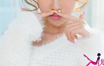 UGirls尤果网 – 分享！佟蔓的死库水套图：每一张都是在水面上的不小心，快来围观！