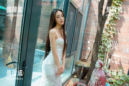 UGirls尤果网 - 泳池里的田依依，资源多到让我大喊“再来一张！”
