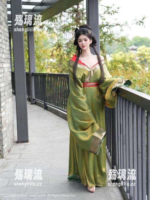Xiuren秀人网 - Yuki鱼儿与夏日魔法的碰撞，原图就像梦游，图包却有种懒散的放飞感。