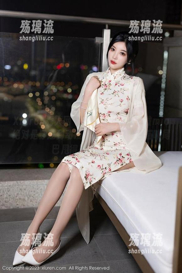Xiuren秀人网 - 原图流出：徐微微mia绝对是穿越到动漫里的，那只粉色猫咪尾巴甩得比她还欢快！