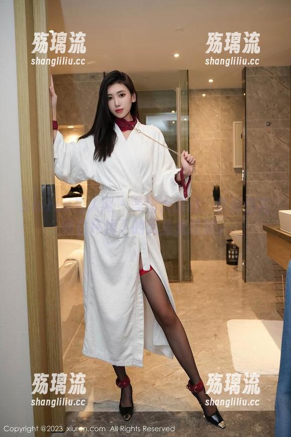 Xiuren秀人网 - 美图大挑战：李丽莎在纯白环境下的无圣光时刻。