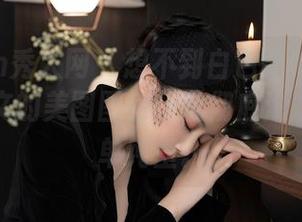 Xiuren秀人网 – 想不到白色能如此撩人，林文文的美图图包让我彻底沦陷在这份单纯里。