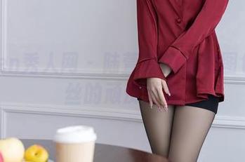 Xiuren秀人网 – 陆萱萱的私拍图包：灰丝的顽皮游戏