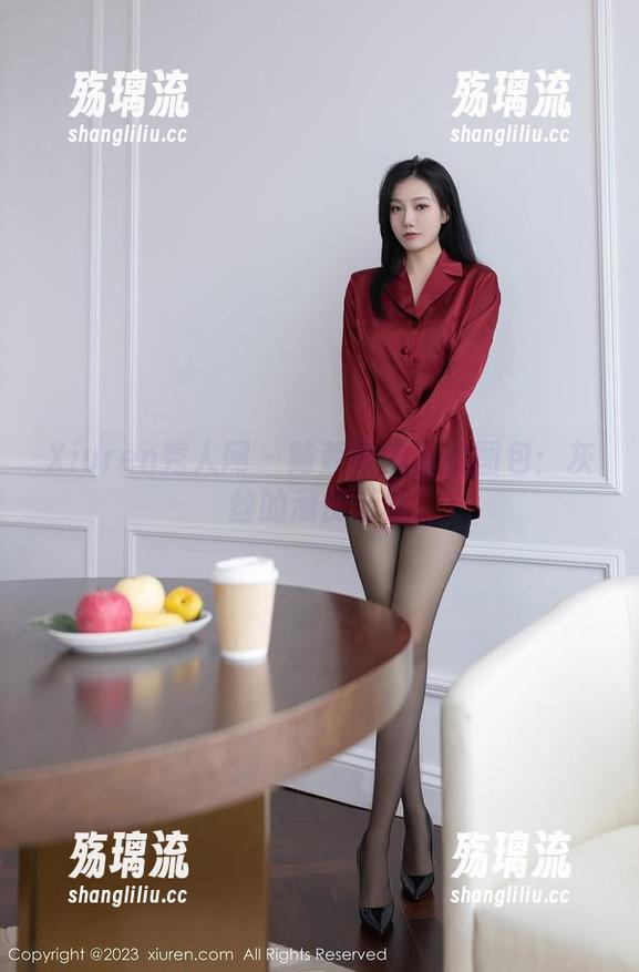 Xiuren秀人网 - 陆萱萱的私拍图包：灰丝的顽皮游戏