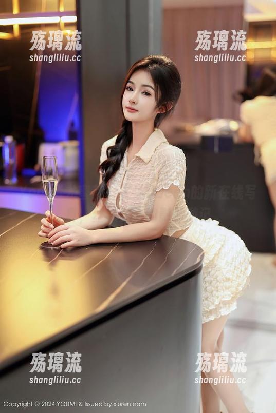 YouMi尤蜜荟 - 左冰Queen的新在线写真，丝袜穿搭的影像游记