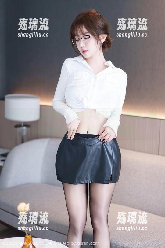 YouMi尤蜜荟 - “穆菲菲姐姐”私拍，嗯…这张图片总觉得哪里不太对？