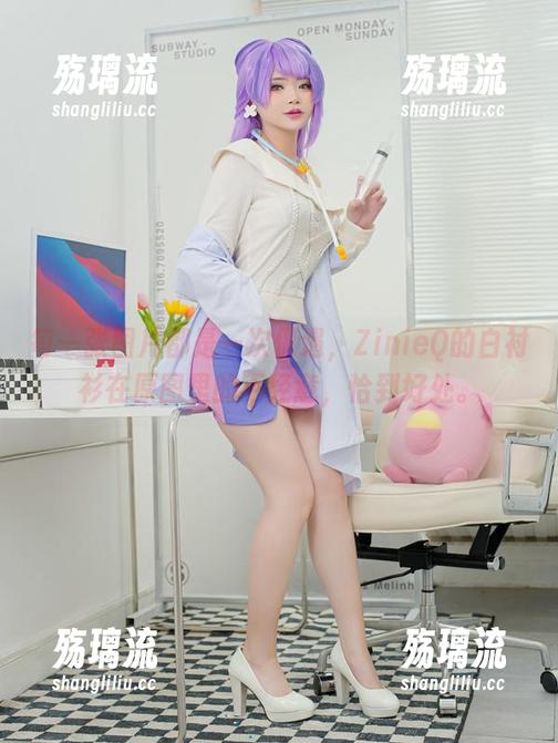 每一张图片都是一次偶遇，ZinieQ的白衬衫在原图里的不经意，恰到好处。