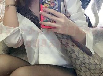 图片分享！一小央泽在高雄的泳装秀，瞬间点燃夏天的氛围。