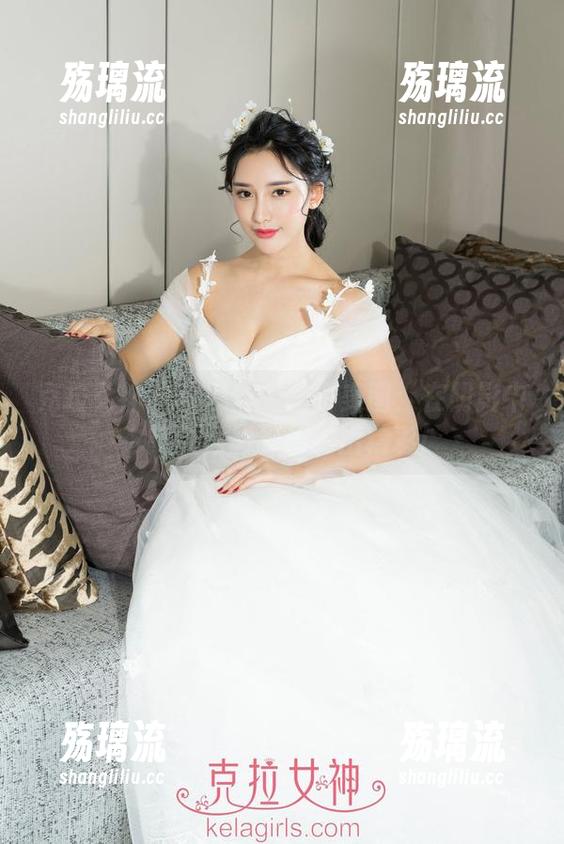 克拉女神 - 依娜丝的黑白美图：在阴影中也能让你影影绰绰出精彩！