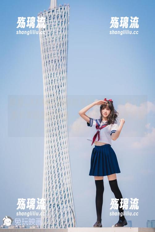 带着_FLAGS舞动的兔玩映画，私房写真里艾米丽娅的旗袍，让人不自觉想再停留一会。