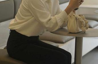 初夏女神 – 在线追随双双，高清记录那件无法抗拒的皮衣