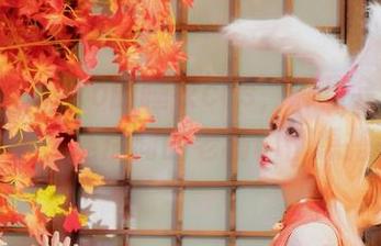 南桃Momoko的睡衣cos，哪里会有如此自信的人？连房间的老榆树都想搭一白！