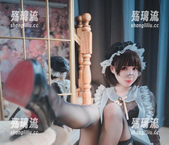 原图里的南鸽，最新美腿让人心头一震。