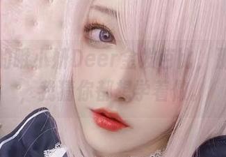 原图中的啾小妍Deer金发芭比，那个表情，我猜你都想学着做。