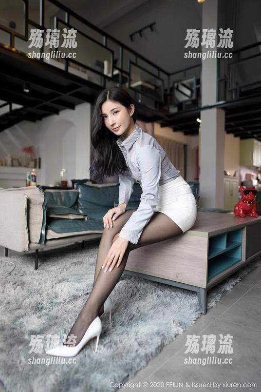 嗲囡囡 - 芷儿Momoko在水手服间的套图，扭了一下身，谁能拒绝这种不经意的俏皮呢？