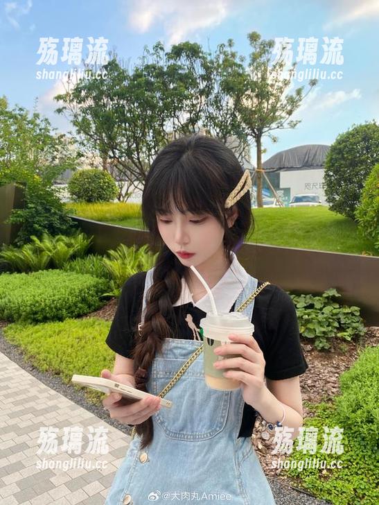 校园的记忆，大肉丸Amiee在校服中翩翩而舞的写真