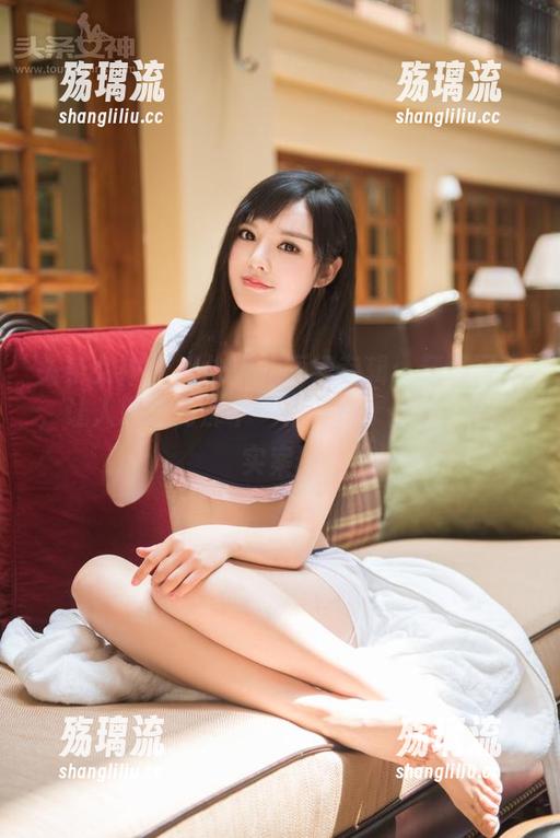 头条女神 - 娜依灵儿短裙专辑：精选写真，让人联想到那个“裙子短，腿长”的真实案例