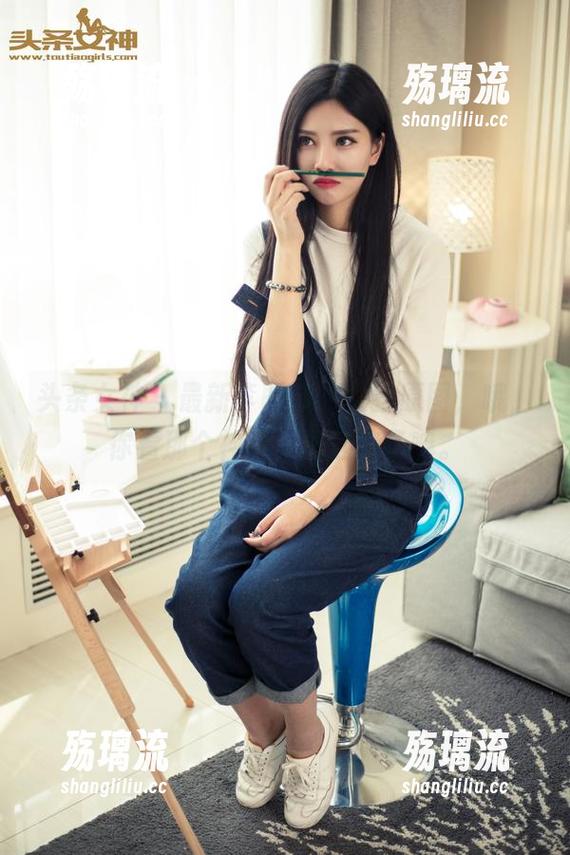 头条女神 - 最新李丽莎的女孩原图，哦，你看那个神情，飘起来了嘛。