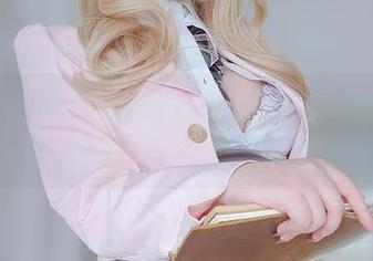 女主K的制服大修行：全集写真里，谁最能拎得动书包？