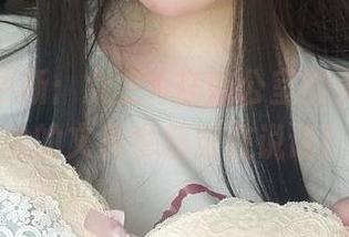 新一轮更新：女主K在办公室的美图，旁边的文具也感觉在说话！