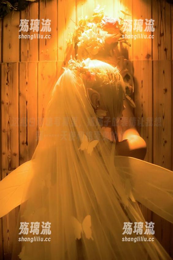 这组白玫瑰写真里，嫣嫣子的表情让我想到……天使和捣蛋鬼的战争!