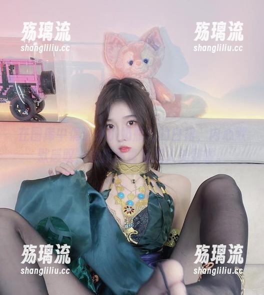 在图库中偶遇小小奶瓶儿的白裙，内心默默感叹，这作品真是把人美到啦。