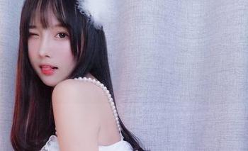 追寻全集的小小奶瓶儿，双马尾制服师生的写真到底能带来多少惊喜？
