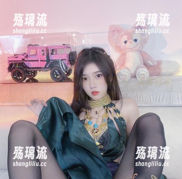 瞧小小奶瓶儿，校服cos的图片，真能调动你的所有想象