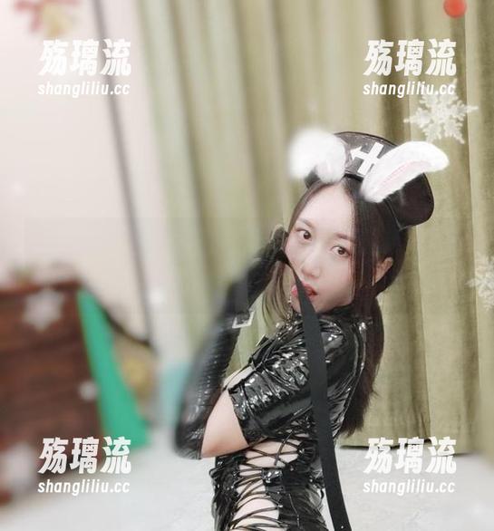 微密圈 - 图片中小玉吃果冻的视线：女孩的瞬间，掀起微风