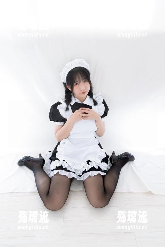 少女秩序 - 这泳池作品的图片让我想到“水里约会”，小葵是不是要说：“我非常幸福，在水中。”