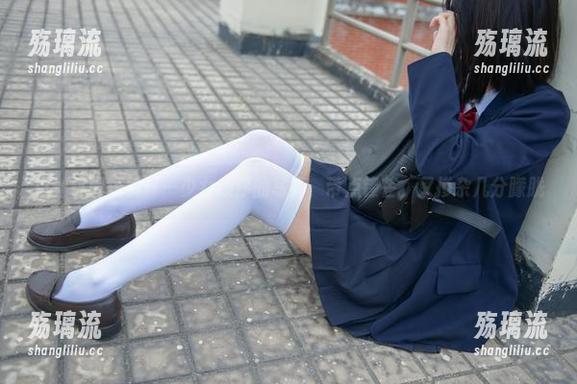 白丝休闲短裤——少女秩序的写真，带点锋芒，又掺杂几分朦胧