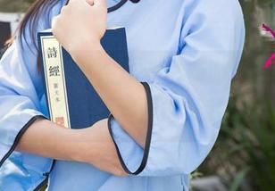 尤果网 – 王尔琳在泳池里畅游，原图好像把我也淹没了，精选却能让我浮出水面。