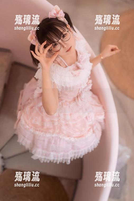 幼水铃衣 幼水铃衣的皮衣大作战——你能找到几种搭配方式?图库来一场时髦之旅!