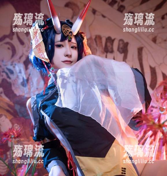 拖拉大王重新定义啥叫高清美图，申鹤的礼服感觉随时可以走红毯！