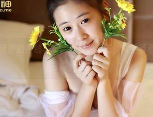 推女神 – 谭晓彤的在线写真：肉丝的姿态，似乎带着一点小不可言说…哈哈！