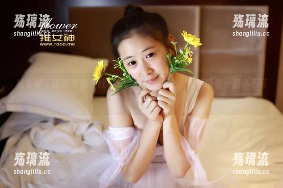 推女神 - 谭晓彤的在线写真：肉丝的姿态，似乎带着一点小不可言说…哈哈！