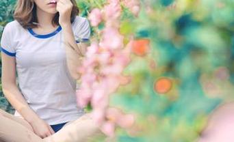 推女神 – 踩上谭晓彤的制服，我只想在这个画面里转圈圈。