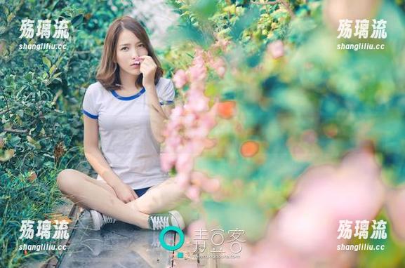 推女神 - 踩上谭晓彤的制服，我只想在这个画面里转圈圈。