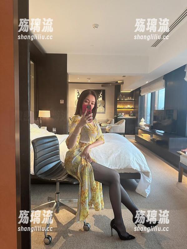 微密圈 - 游泳池果儿Victoria全套图片，留着你的想象力吧