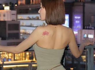 微密圈 – 最新写真：在教室里，果儿Victoria的笔记本铺开，隐藏着多少不为人知的课堂段子？