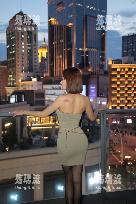 微密圈 - 最新写真：在教室里，果儿Victoria的笔记本铺开，隐藏着多少不为人知的课堂段子？