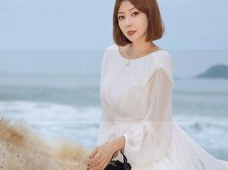 微密圈 – 原图直击：果儿Victoria穿着碎花裙黑丝，在仰望星空中思考人生？