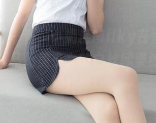 森萝财团 – 看，小奶糕Milky在壁纸上闪光，这双马尾美少女的白丝腿果然是个视觉炸弹！