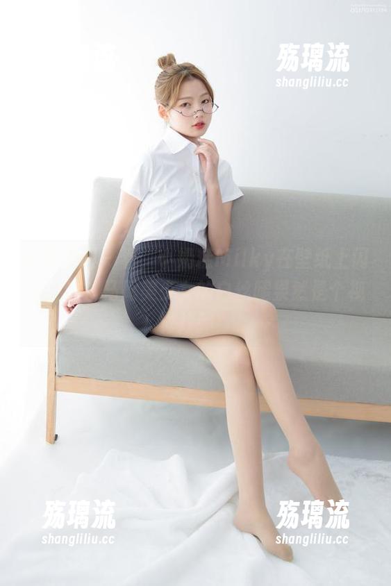 森萝财团 - 看，小奶糕Milky在壁纸上闪光，这双马尾美少女的白丝腿果然是个视觉炸弹！