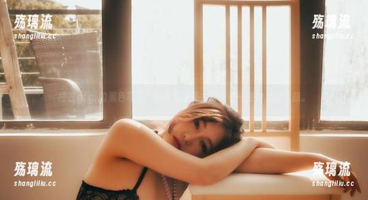 樱晚gigi的黑色写真，明明无圣光，却透着一股神秘的气息。