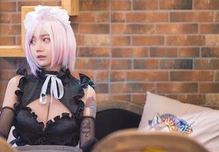洛丽塔大哥这次搞了“护士小姐”的写真，我觉得这是一种情怀，精选也真不赖。