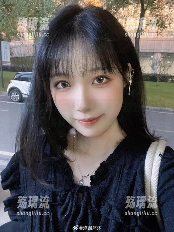 下载炸酱沐沐的丝袜写真集，无意间可能会获得意外的灵感？