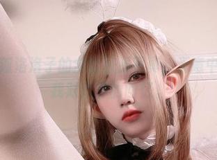 感叹于狐洛洛子的全套校服写真，无意中激发了我对青春的回忆。