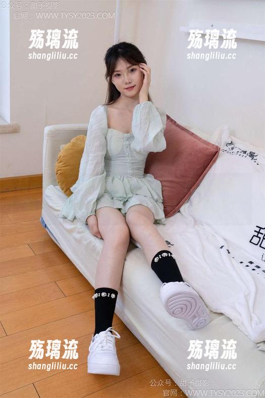 甜予摄影 - 小熊又来了，分享的这张图片感觉过膝白丝是在撩人，是要开撕吗？