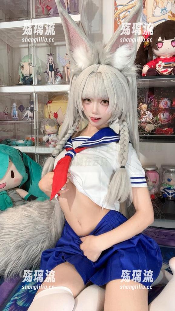 白栎Shirly的学姐气场，透过全套写真像遨游在云端